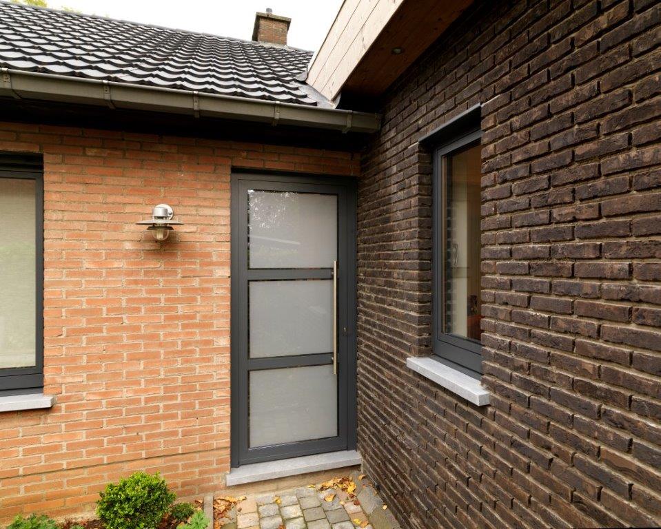 park Veroveren Regeneratief aluminium voordeur met gezandstraald glas - Nuyts ramen & deuren