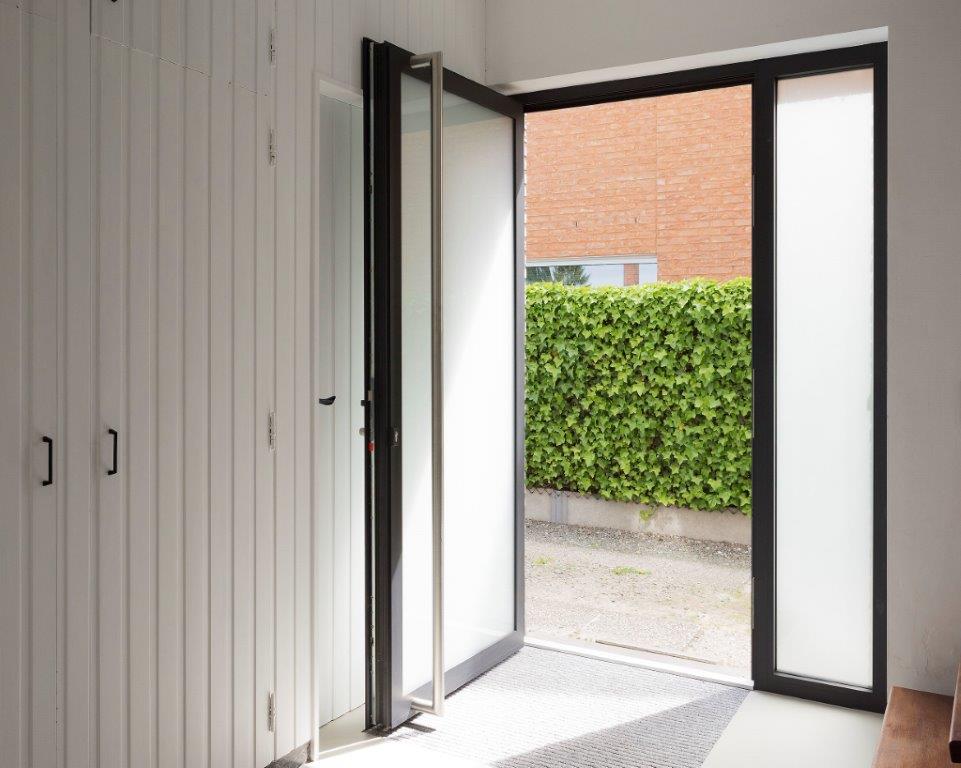 toetje plaats vice versa aluminium voordeur volledig glas (1) - Nuyts ramen & deuren